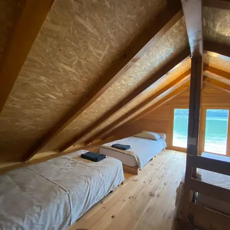 Viridian Three Boathouse Micah, 佩鲁恰茨